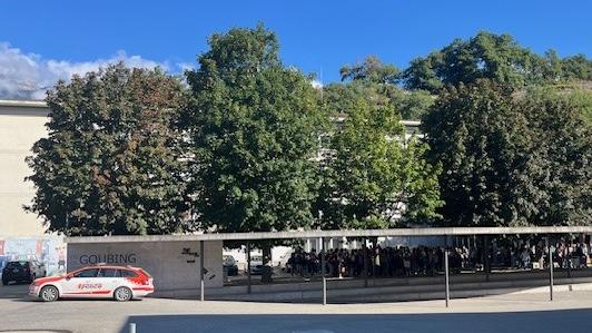 Le bâtiment du cycle d'orientation de Goubing à Sierre (VS) a été évacué le 6 septembre 2024 la suite d'une alerte à la bombe. [Police cantonale valaisanne]