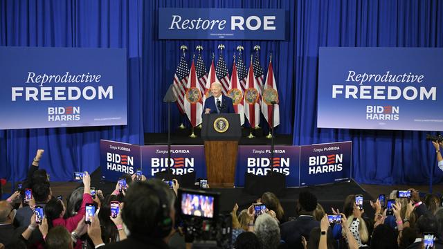 Joe Biden s'est rendu en Floride pour défendre le droit à l'avortement. [Keystone - Phelan M. Ebenhack - AP Photo]