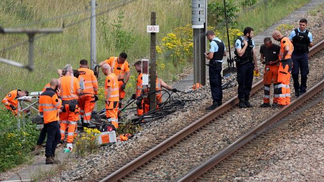 Des câbles de fibre optique ont été coupés et incendiés à divers endroit du réseau ferroviaire en France. [AFP - DENIS CHARLET]