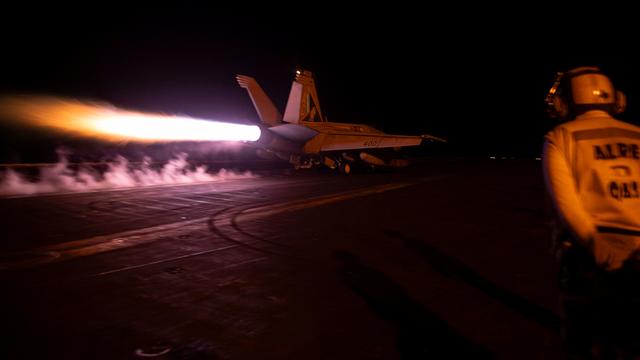 Image d'illustration montrant un avion de chasse lancé du porte-avions USS Dwight D. Eisenhower de la marine américaine, le 3 février 2024. [Handout via REUTERS - U.S. Navy/Mass Communication Specialist 3rd Class Janae Chambers]