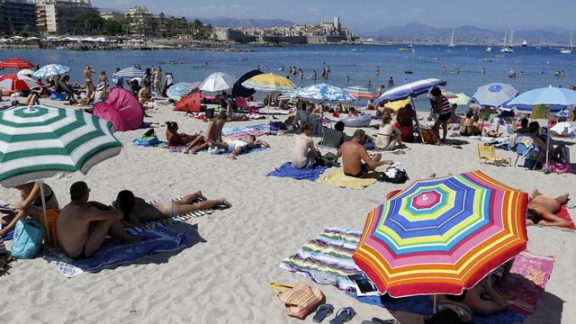 Des touristes sur une plage à Antibes au sud de la France. [Keystone - Sébastine Nogier]