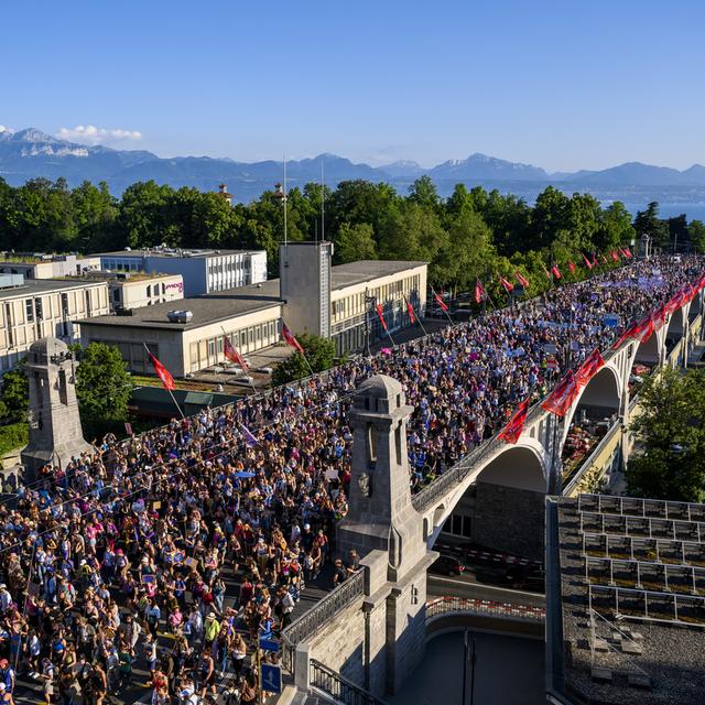 La Grève féministe gagne son bras de fer face à la Ville de Lausanne sur le droit à manifester [Keystone - Jean-Christophe Bott]