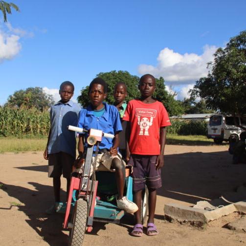 Créée en 2018 au Malawi, Uhuru Child Care est une organisation à but non lucratif dont le domaine d’action se focalise sur les enfants atteints de handicaps au Malawi, en ville comme en campagne. [http://uhuruchildcare.org]