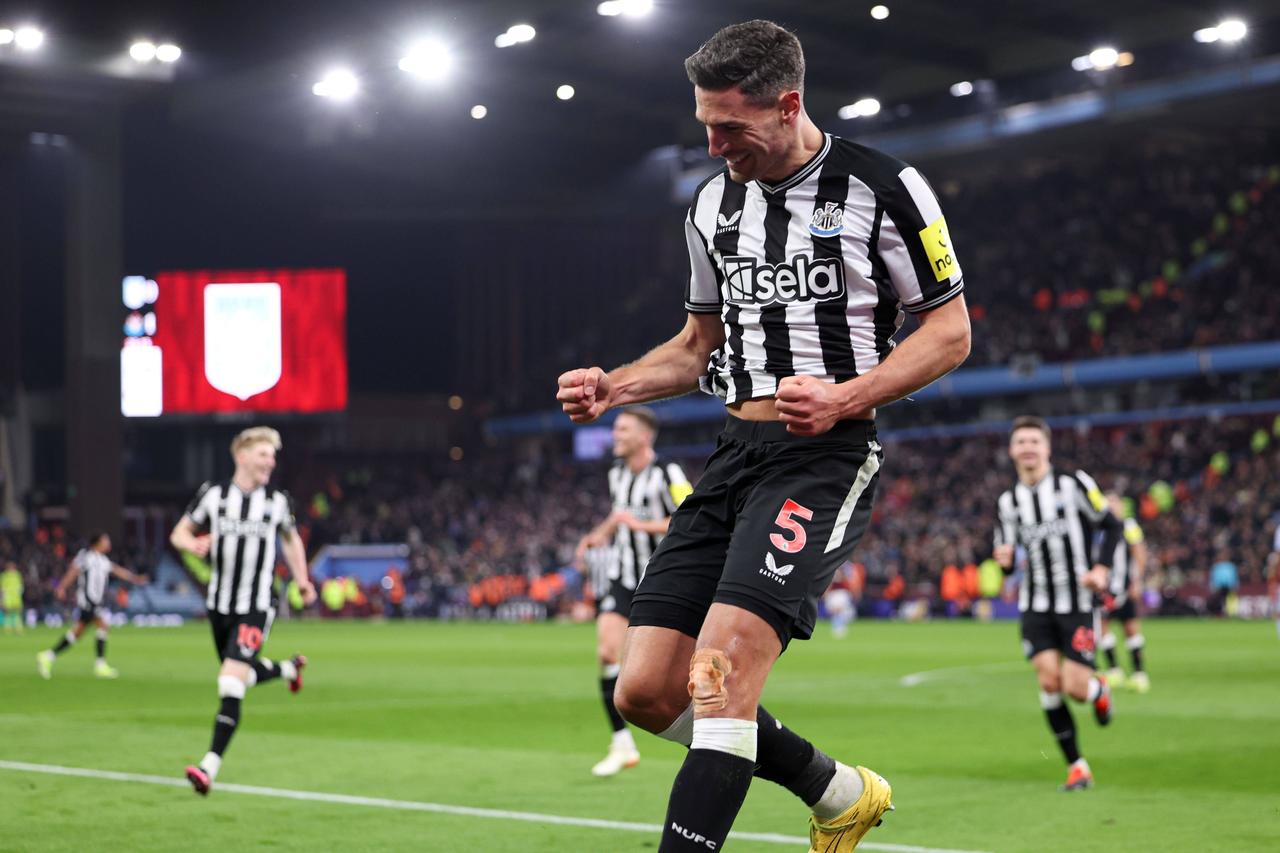 La joie de Fabian Schär lors de sa formidable prestation face à Aston Villa. [IMAGO/Shutterstock - Ryan Browne]