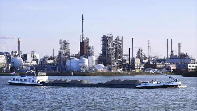 L'usine de Teflon Chemours, mieux connue sous le nom de DuPont, a été à plusieurs reprises au centre de l'actualité en raison du rejet de substances toxiques dans l'air et dans l'eau. Dodrecht, Pays-Bas, le 27 octobre 2021. [AFP - ANP / Hollandse Hoogte / Peter Hilz]