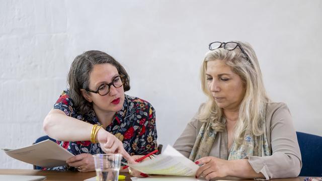 Emilie Flamand, la directrice du bureau de promotion de l'égalité et de prévention des violences (BPEV), et Nathalie Fontanet, la présidente du Conseil d'Etat genevois ont présenté les chiffres de l'Observatoire genevois des violences domestiques pour l'année 2023 et leur Plan d'action de lutte contre les violences domestiques 2023-2028, ce jeudi 27 juin 2024. [Keystone - Martial Trezzini]