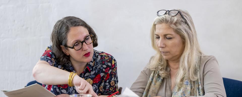 Emilie Flamand, la directrice du bureau de promotion de l'égalité et de prévention des violences (BPEV), et Nathalie Fontanet, la présidente du Conseil d'Etat genevois ont présenté les chiffres de l'Observatoire genevois des violences domestiques pour l'année 2023 et leur Plan d'action de lutte contre les violences domestiques 2023-2028, ce jeudi 27 juin 2024. [Keystone - Martial Trezzini]