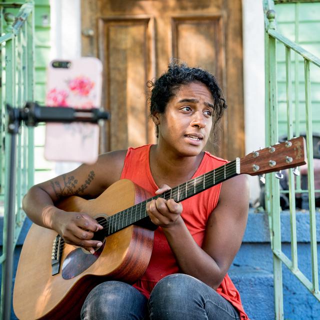 La musicienne et chanteuse Leyla McCalla devant sa maison à La Nouvelle-Orléans. [AFP - Claire Bangser]