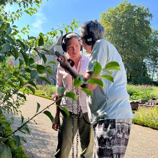 Hester Macdonald, médiatrice culturelle et spécialiste du potager historique au Château de Prangins en compagnie de Lucile Solari. [RTS - Mathilde Pelletier]