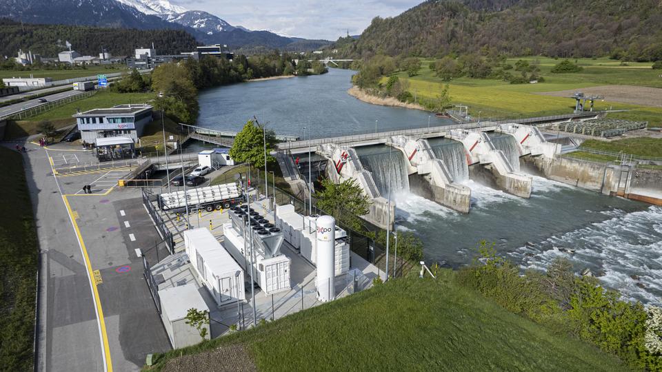 La plus grande installation de production d'hydrogène écologique de Suisse a été inaugurée à Domat/Ems (GR). [Keystone - Gian Ehrenzeller]