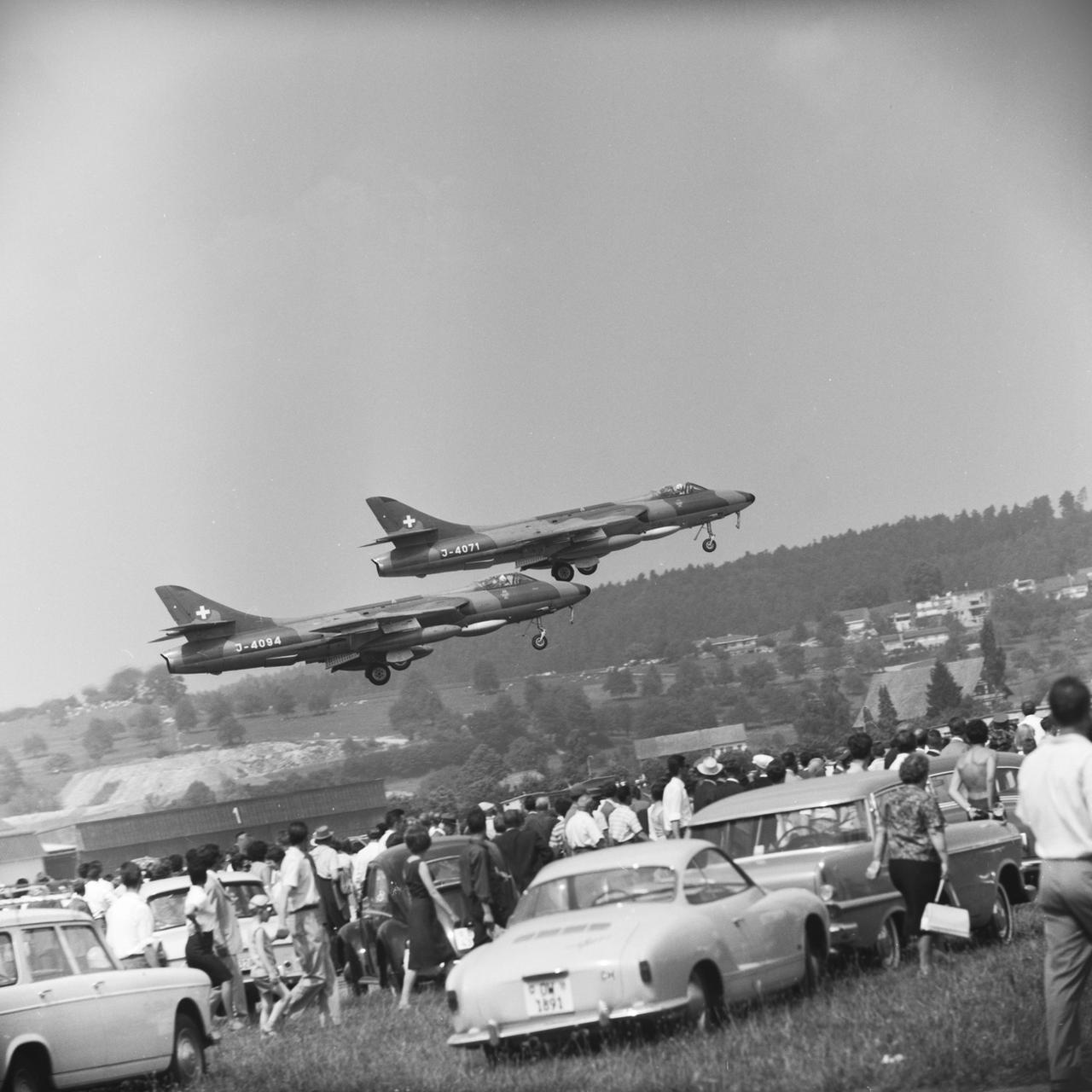 A sa création, le 22 août 1964, la Patrouille suisse volait sur quatre chasseurs britanniques Hunter. [Keystone - Photopress-Archiv - Str]