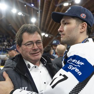 Hubert Waeber après la victoire de la Coupe Spengler 2024. [Keystone/EPA - Til Buergy]