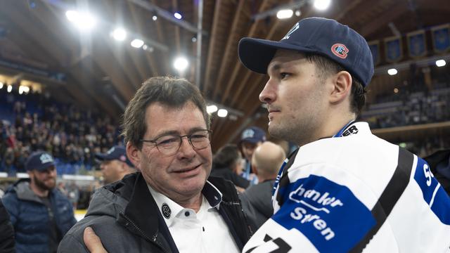 Hubert Waeber après la victoire de la Coupe Spengler 2024. [Keystone/EPA - Til Buergy]