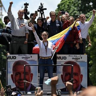 Emmenée par sa cheffe, l'opposition au Venezuela manifeste pour revendiquer la victoire. [AFP - Juan BARRETO]