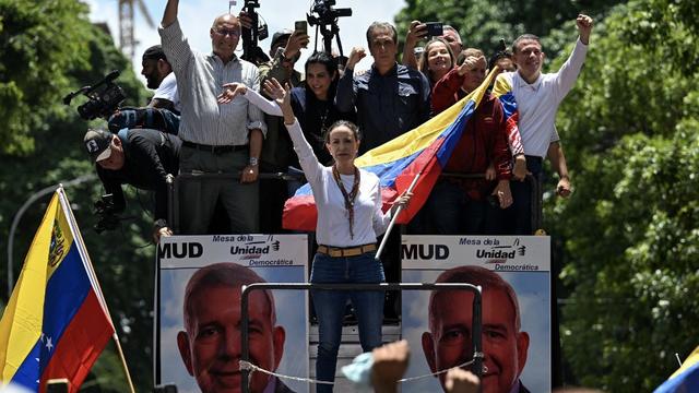 Emmenée par sa cheffe, l'opposition au Venezuela manifeste pour revendiquer la victoire. [AFP - Juan BARRETO]