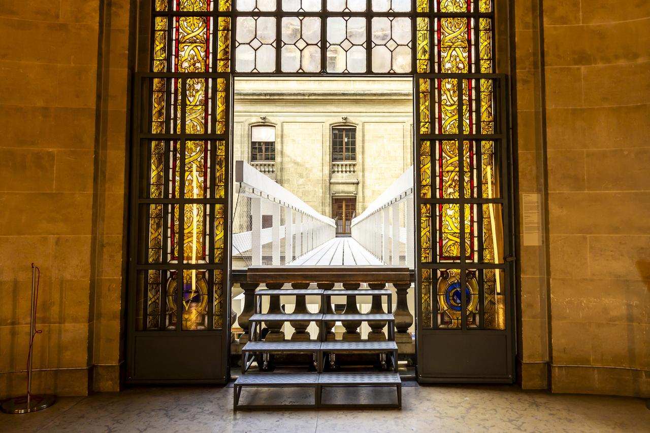 Une passerelle temporaire a investi la cour intérieure du Musée d'art et d'histoire de Genève (MAH). [KEYSTONE - SALVATORE DI NOLFI]