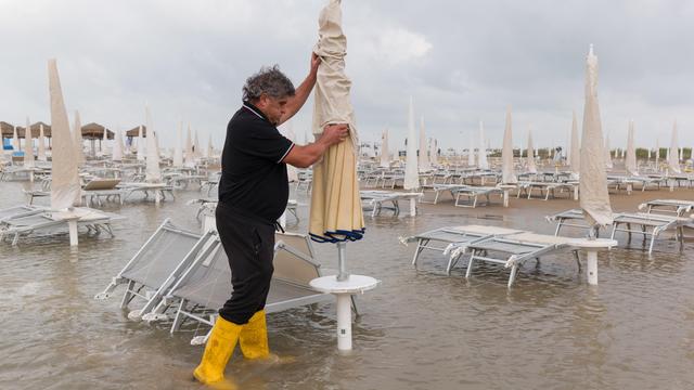 Une plage à Rimini (Italie) inondée après le passage de la tempête Boris. [EPA/KEYSTONE - Dorin Mihai]