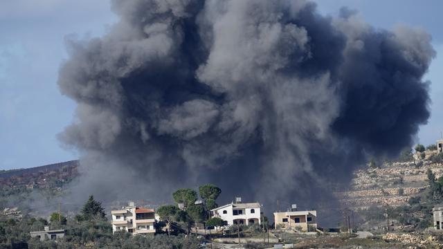 De la fumée noire monte dans le ciel après une frappe israélienne sur le village d'Aita al-Shaab, au Liban. [Keystone - Hussein Malla]