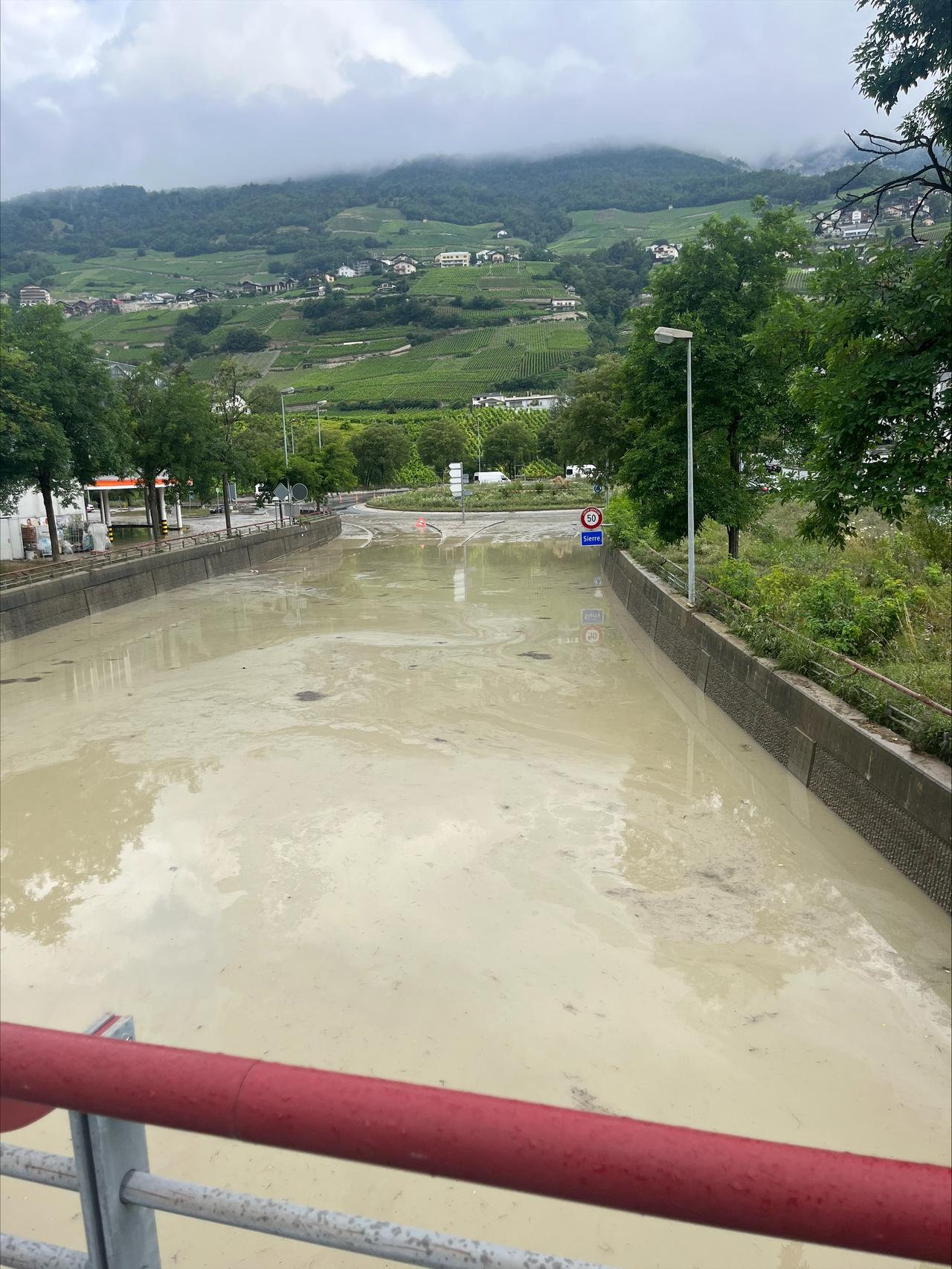 Dans la région de Sierre, des travaux de pompage sont en cours. [RTS - Céline Tzaud]