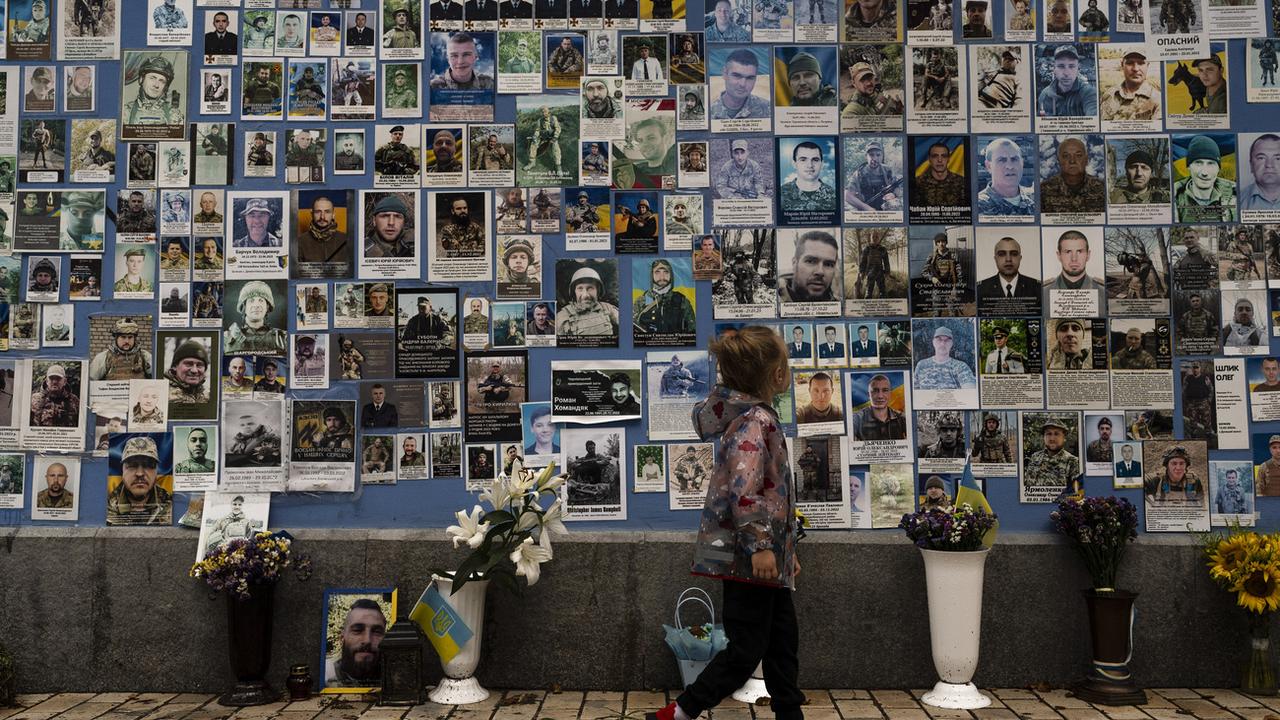 Selon un premier bilan officiel, 31'000 soldats ukrainiens ont été tués depuis le début de la guerre face à la Russie. [KEYSTONE - JAE C. HONG]