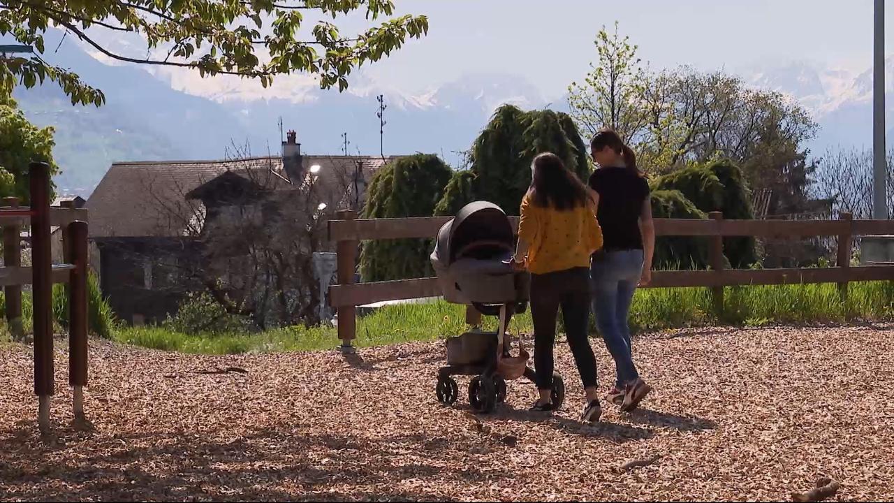 Sophie et Nathalie sont enfin les mamans d'un petit garçon. [RTS]