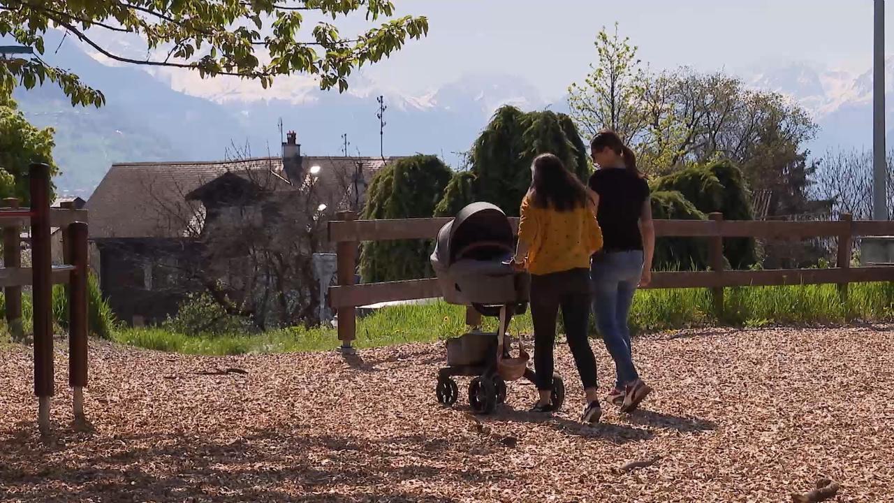 Sophie et Nathalie sont enfin les mamans d'un petit garçon. [RTS]