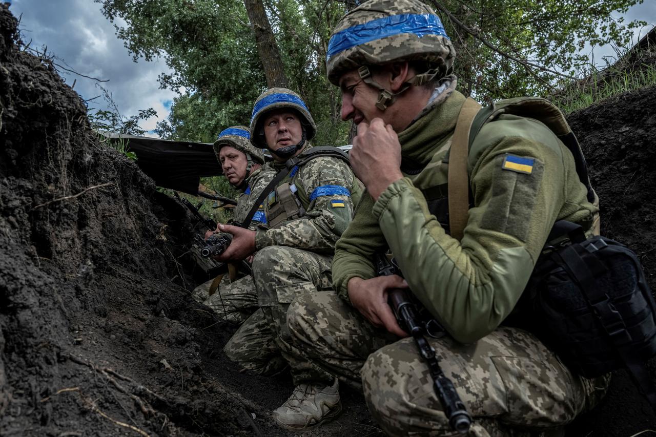 Des militaires ukrainiens se cachent lors de bombardements, près de la frontière russe, dans la région de Soumy, le 13 août 2024 (image d'illustration). [reuters - Viacheslav Ratynskyi]