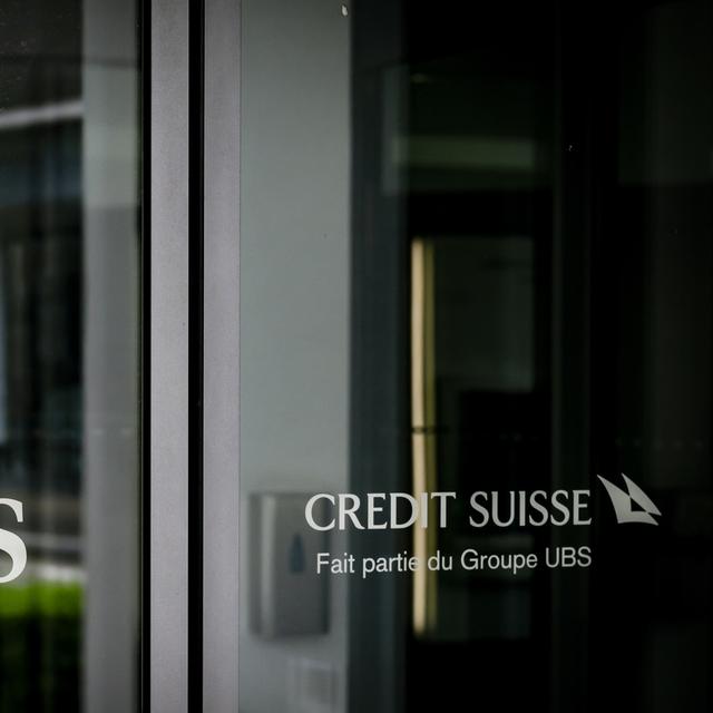 Le logo Credit Suisse sur la succursale UBS de Delémont. [Keystone - Jean-Christophe Bott]