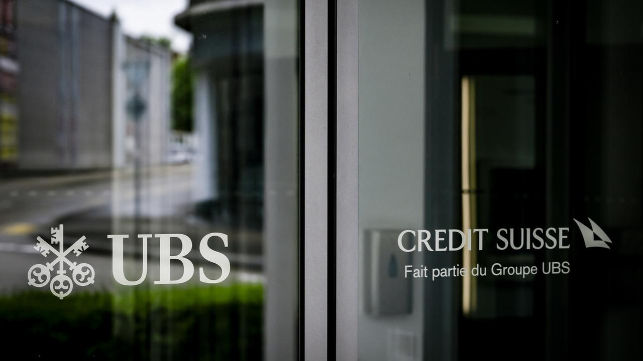 Le logo Credit Suisse sur la succursale UBS de Delémont. [Keystone - Jean-Christophe Bott]