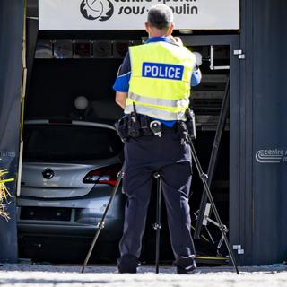 Un policier à Thonex, près de Genève. [Keystone - Martial Trezzini]