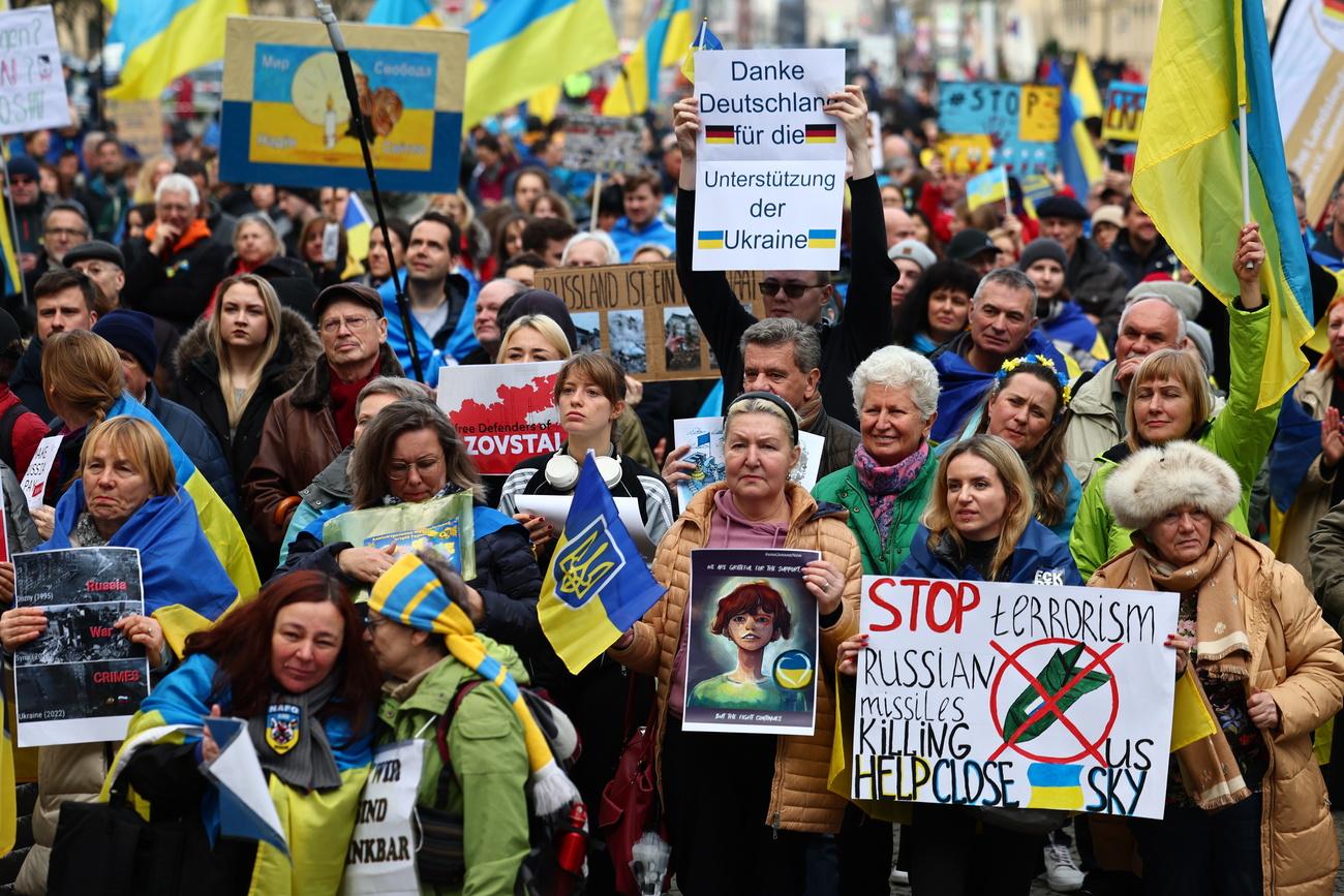 Des participants prennent part à une manifestation liée à l'Ukraine en marge de la conférence de Munich sur la sécurité. [KEYSTONE - ANNA SZILAGYI]
