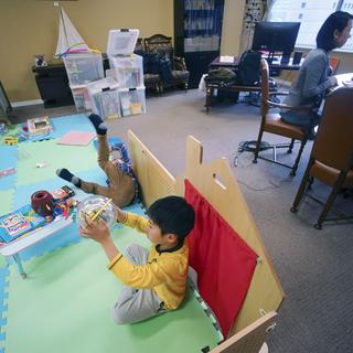 La recette du Japon pour relancer la natalité. [Keystone - AP Photo/Eugene Hoshiko]