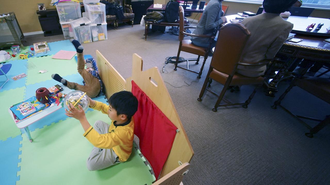 La recette du Japon pour relancer la natalité. [Keystone - AP Photo/Eugene Hoshiko]