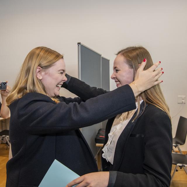 Valérie et Laura Dittli, deux soeurs de Zoug, sont conseillères d'État des deux côtés du Röstigraben. [Keystone - Urs Flueeler]