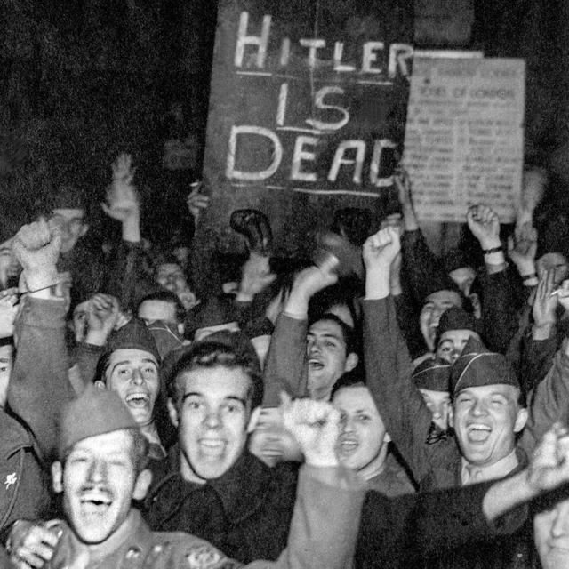 La foule à Londres à l'annonce de la mort du Führer. [Keystone - Str]