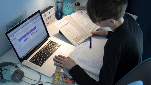 La Commission suisse de maturité ne recommande pas l'utilisation d'ordinateurs pour les étudiants dyslexiques aux examens finaux. [KEYSTONE - LAURENT GILLIERON]