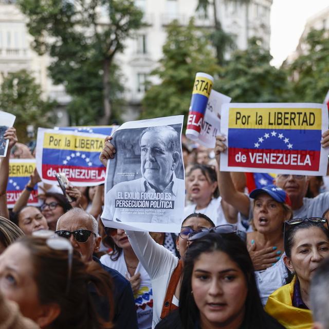 People take part in a protest in Madrid, Spain, 10 September 2024, to call for the victory of Venezuelan opposition presidential candidate Edmundo Gonzalez Urruti in the elections of 28 July, which are the subject of allegations of fraud. Edmundo Gonzalez left the country on 08 September to seek asylum in Spain. [EPA/Keystone - RODRIGO JIMENEZ]