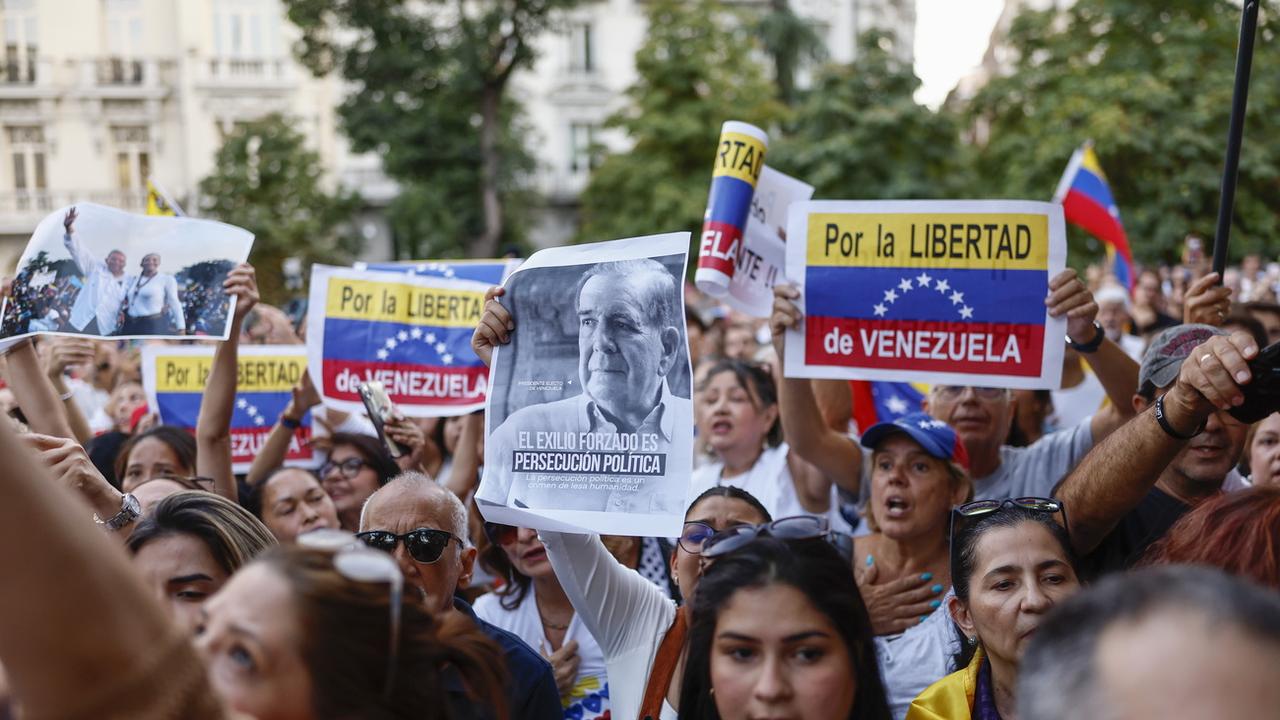 People take part in a protest in Madrid, Spain, 10 September 2024, to call for the victory of Venezuelan opposition presidential candidate Edmundo Gonzalez Urruti in the elections of 28 July, which are the subject of allegations of fraud. Edmundo Gonzalez left the country on 08 September to seek asylum in Spain. [EPA/Keystone - RODRIGO JIMENEZ]