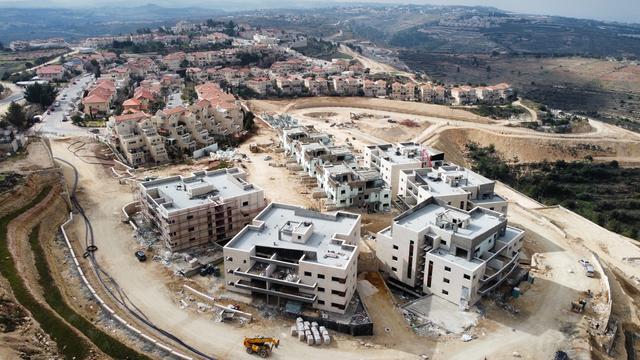 Une photo prise avec un drone montre le chantier de construction d'un nouveau quartier dans la colonie de Neve Daniel, dans le bloc de colonies de Gush Etzion en Cisjordanie, le 15 février 2023. [KEYSTONE - ABIR SULTAN]