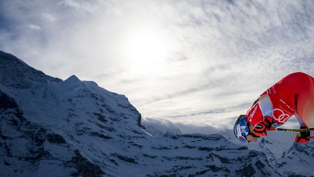 Mardi 9 janvier: Marco Odermatt s'élance au départ, lors du premier entraînement en vue de la descente du Lauberhorn à Wengen. [Keystone - Jean-Christophe Bott]