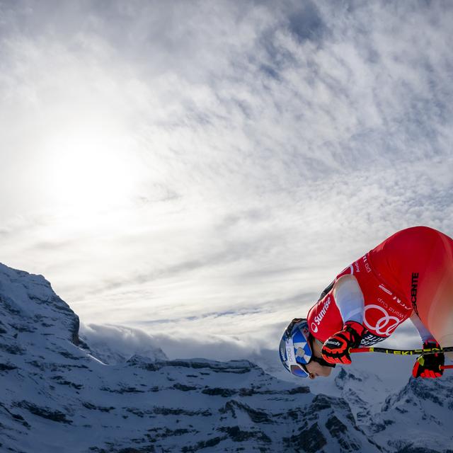 Mardi 9 janvier: Marco Odermatt s'élance au départ, lors du premier entraînement en vue de la descente du Lauberhorn à Wengen. [Keystone - Jean-Christophe Bott]