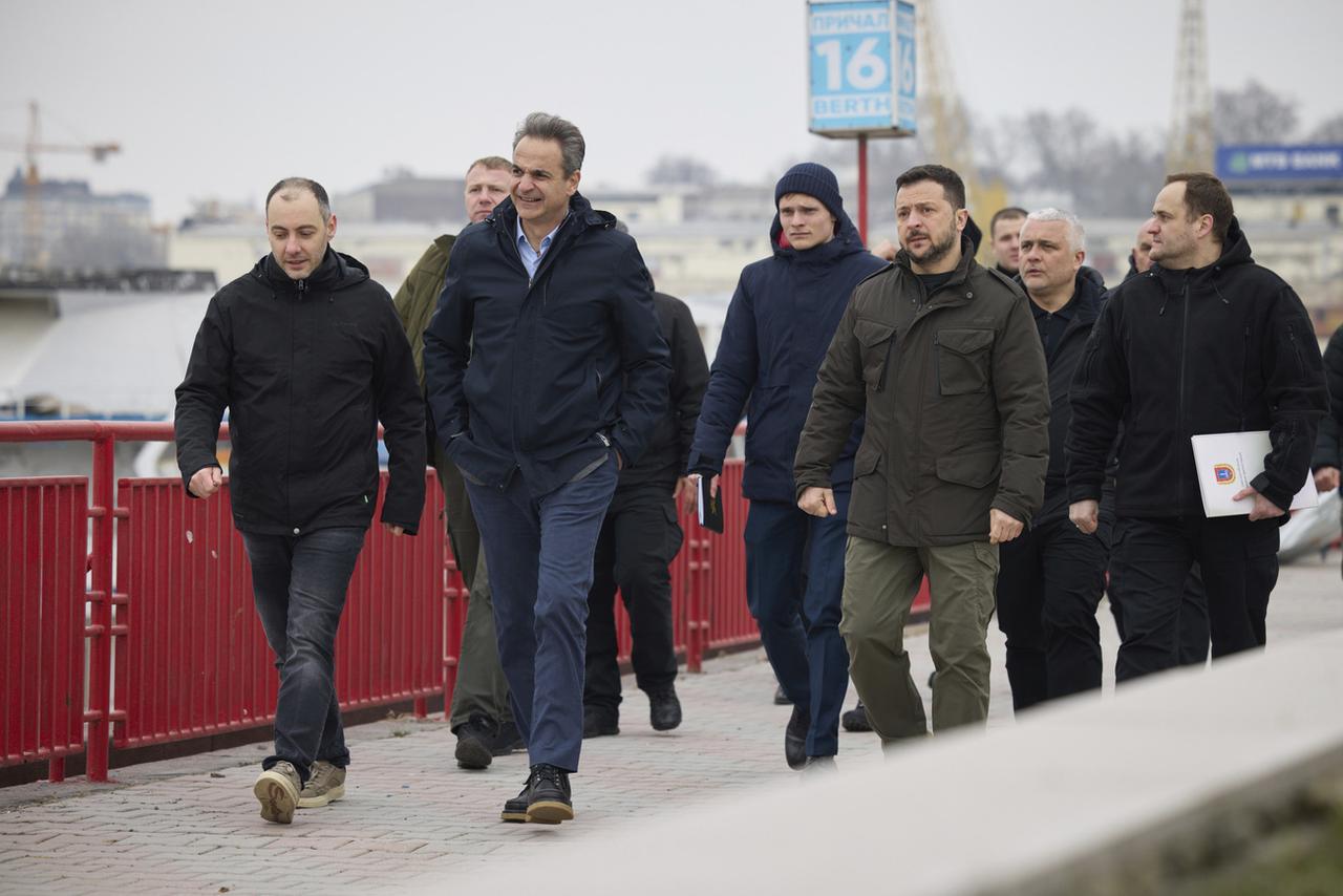 Le président ukrainien Volodymyr Zelensky et le Premier ministre grec Kyriakos Mitsotakis étaient en déplacement à Odessa, quand une frappe russe a touché ce port du sud de l'Ukraine. [KEYSTONE]