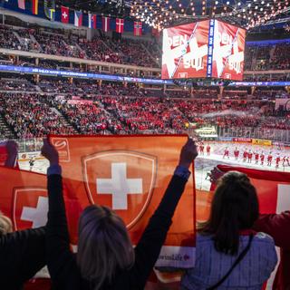 Une équipe de supporters avant le match de hockey sur glace Suisse-Canada à Prague (République tchèque). [Keystone - Peter Schneider]