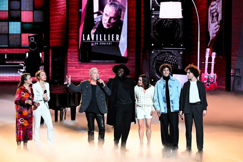 Bernard Lavilliers entouré d'autres stars de la chanson française. [AFP - BERTRAND GUAY]