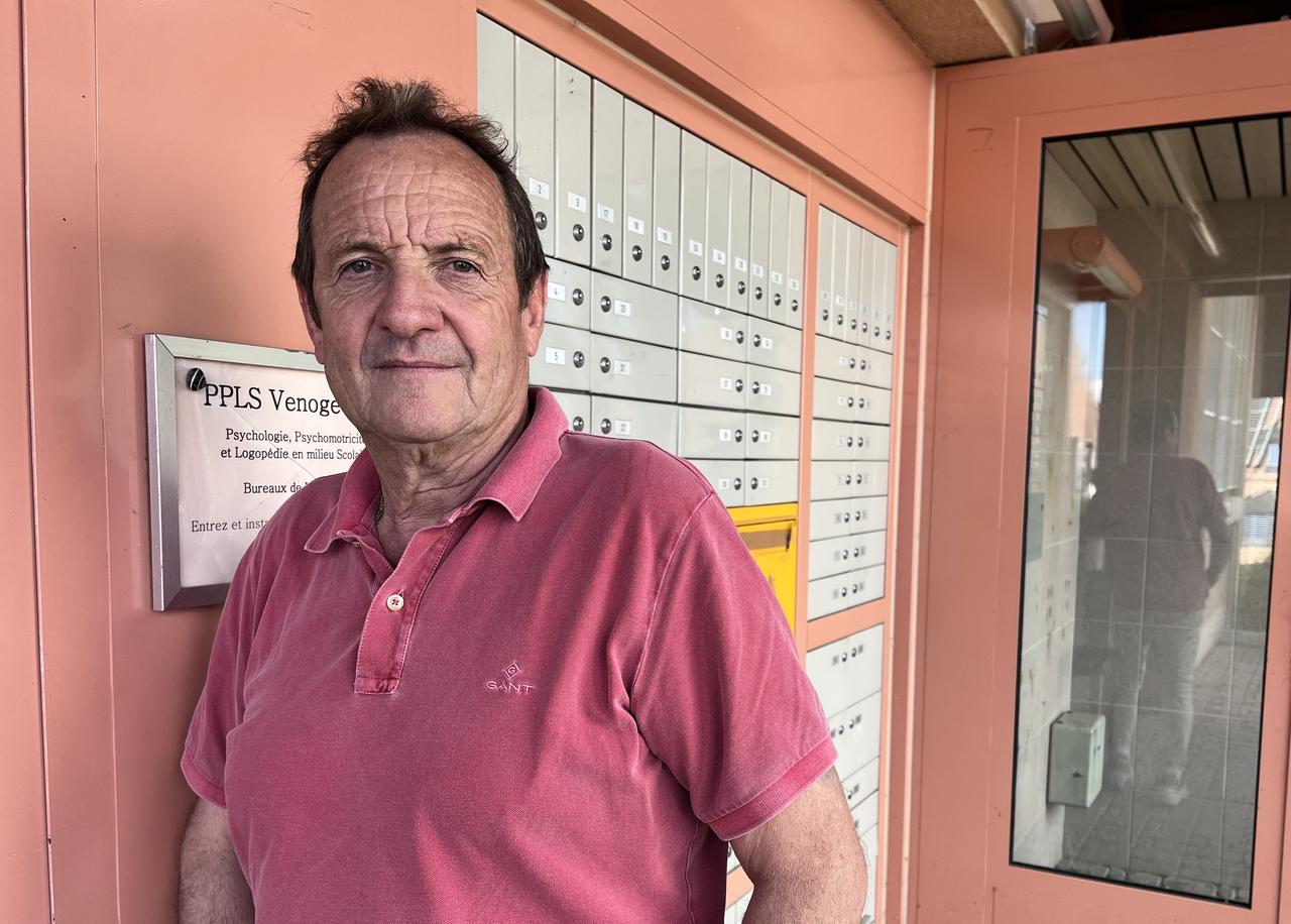 Didier Amez-Droz, syndic de Montricher (VD) devant l'ancien bureau de poste, fermé depuis 14 ans. [RTS - Cédric Guigon]