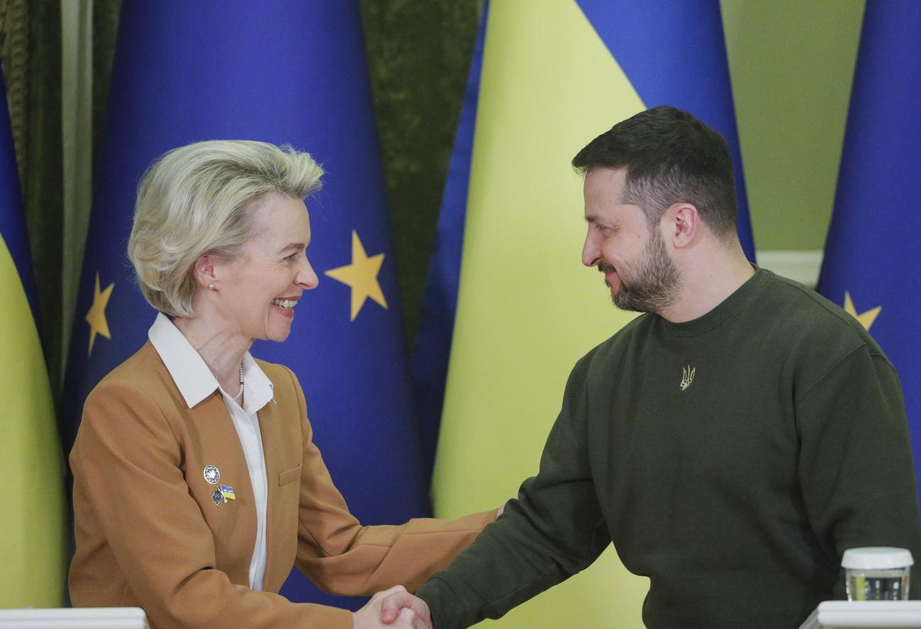 La présidente de la Commission européenne Ursula von der Leyen et le président Ukrainien Volodymyr Zelensky . [KEYSTONE - SERGEY DOLZHENKO]