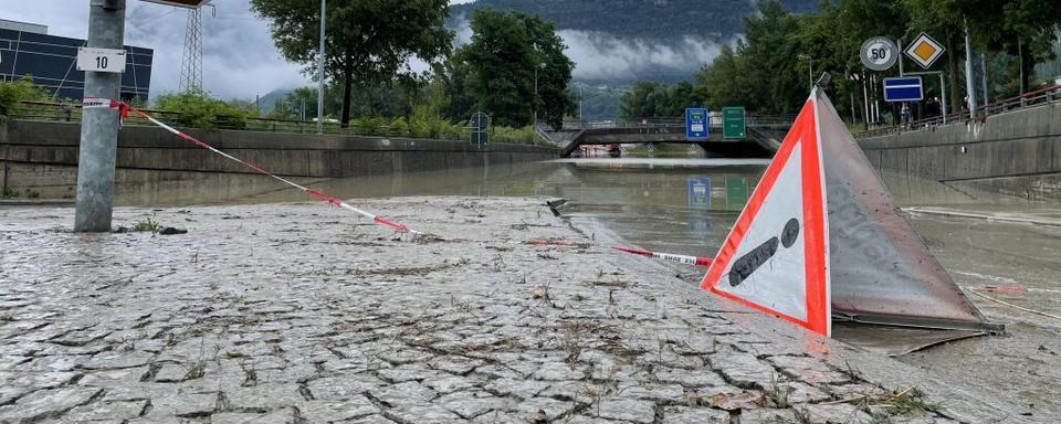 La route en direction de Chippis à Sierre. [RTS - Ainhoa Ibarrola/Romain Boisset]