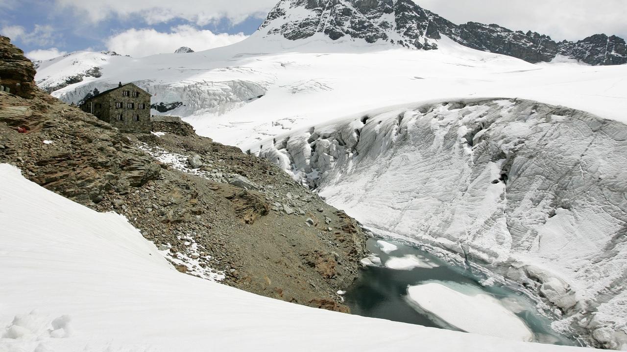 Une avalanche a surpris plusieurs personnes non loin d'Oeschinensee, au-dessus de Kandersteg (image d’illustration). [keystone - Peter Klaunzer]