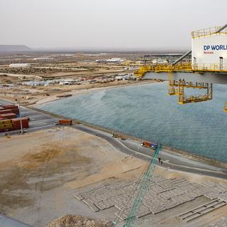 Vue générale du port de Berbera et de la ville de Bebera le 31 août 2021. L'opérateur portuaire DP World, basé à Dubaï, et le gouvernement du Somaliland ont ouvert un terminal à conteneurs dans le port de Berbera en juin 2021. [afp - Ed RAm]