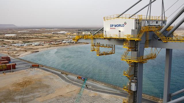 Vue générale du port de Berbera et de la ville de Bebera le 31 août 2021. L'opérateur portuaire DP World, basé à Dubaï, et le gouvernement du Somaliland ont ouvert un terminal à conteneurs dans le port de Berbera en juin 2021. [afp - Ed RAm]